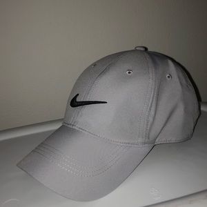 Light grey mens Nike golf cap/dad hat/baseball cap